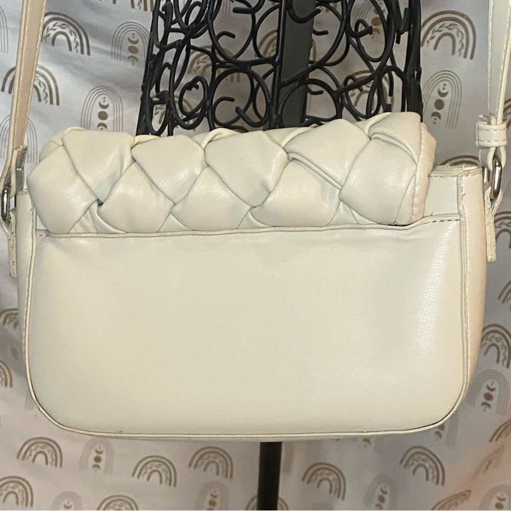 Elegant Cream Quilted Crossbody Bag with Gold Chain - Picture 4 of 13